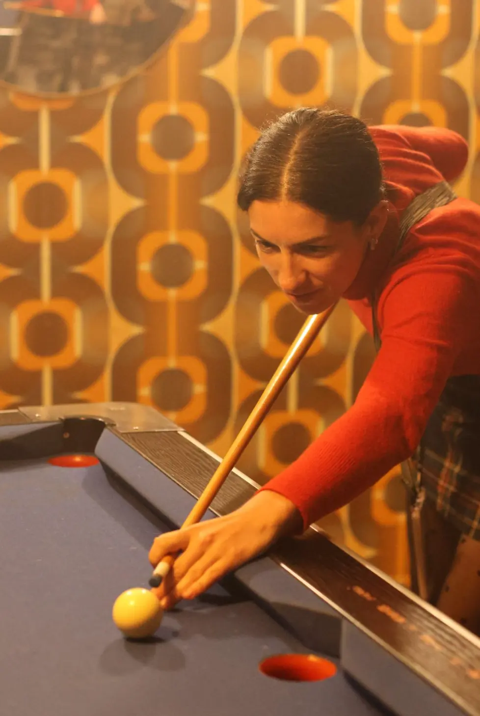 Partie de billard sur le papier peint seventies de La Bonne Gâche