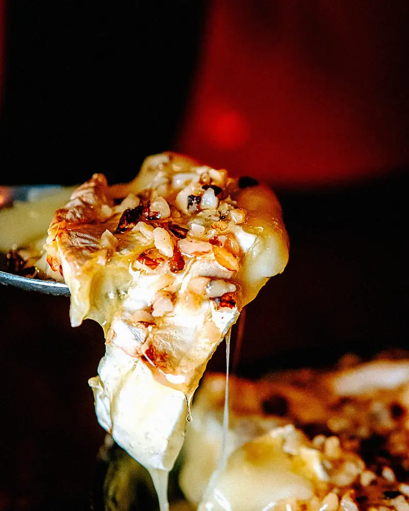 Fromage rôti coulant servi au bar