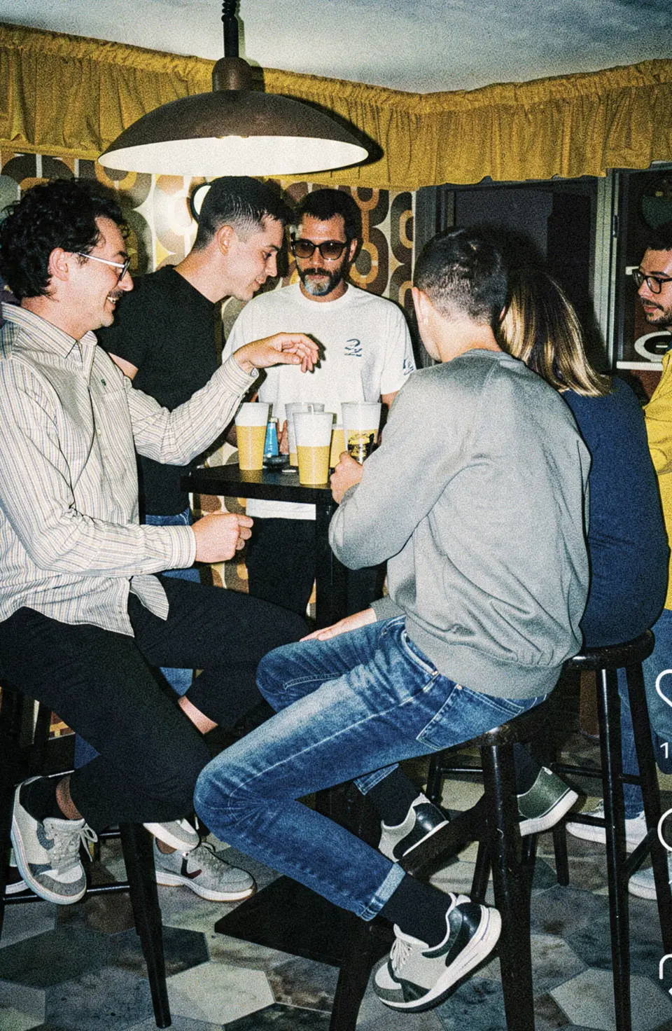 Une tablée d'amis à l'étage, bières à la main