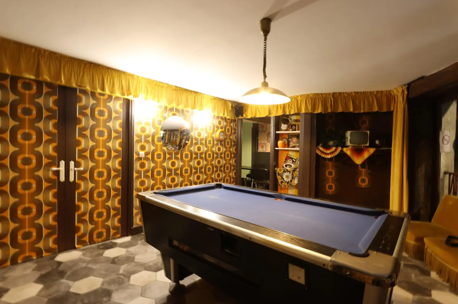 La salle de billard de l'étage, privatisable pour les groupes