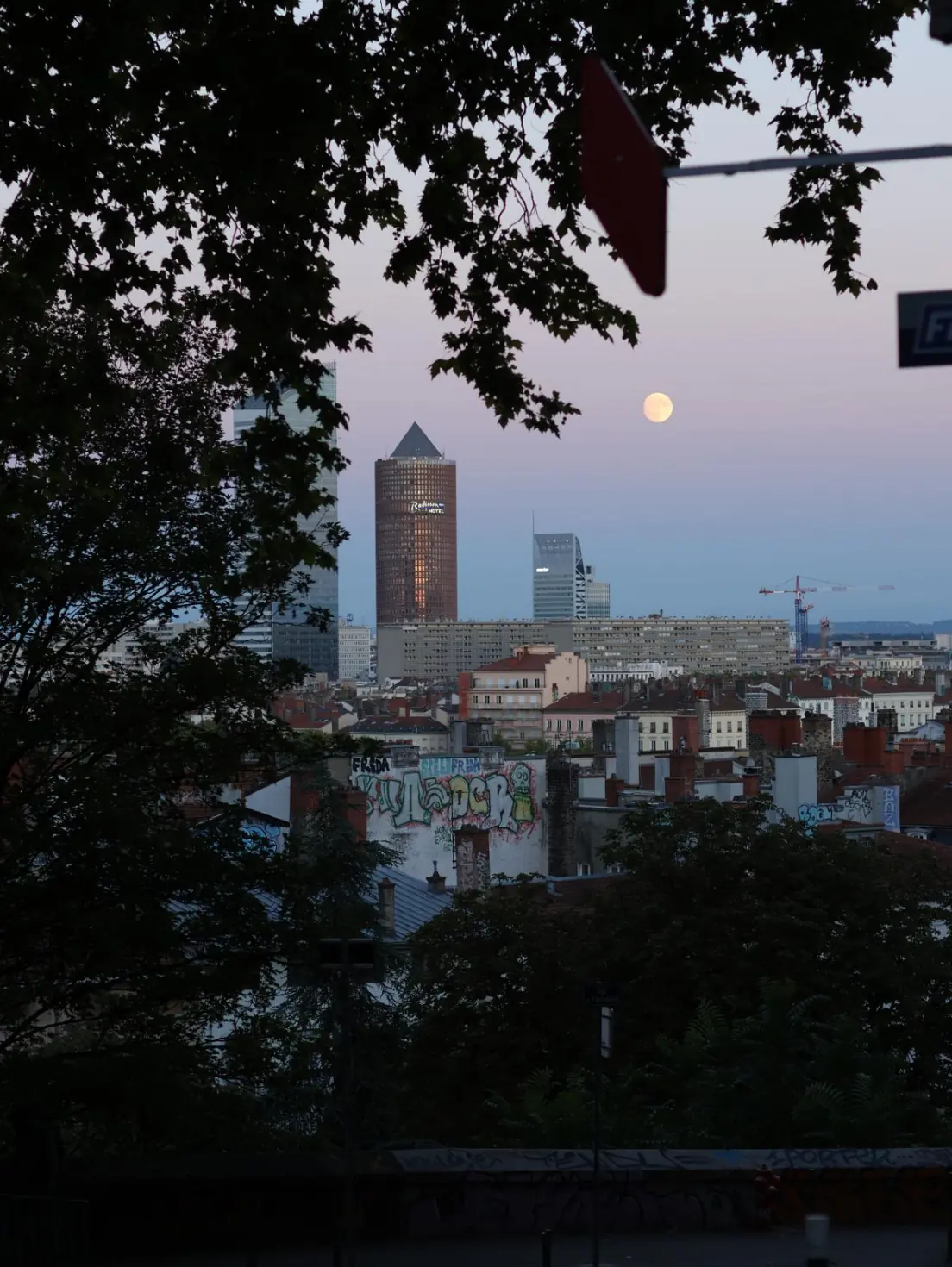 Vue sur Lyon et la tour Part-Dieu depuis les Pentes de la Croix-Rousse